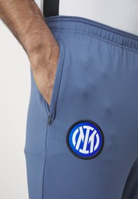 Nike Performance INTER NIKE DF STRIKE PANTS - Pantalon de survêtement - diffused blue/lyon blue/sanddrift