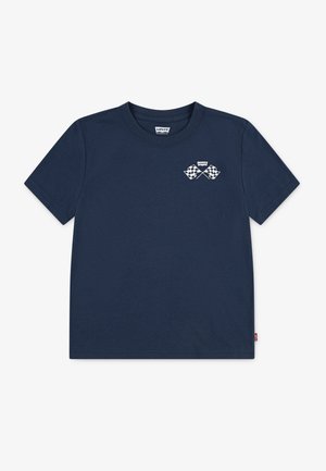 T-shirt in cotone blu navy con collo a giro, caratterizzato da bandiere da corsa a scacchi bianche ricamate sul lato sinistro del petto. Maniche corte, vestibilità rilassata.