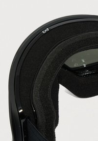 Czarne gogle narciarskie z miękkim, wyściełanym wnętrzem i błyszczącą ramką zewnętrzną. Charakterystyczne logo EA7 blisko górnej krawędzi.