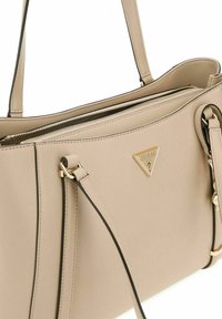 Bolso de mano sintético beige con herrajes dorados, que presenta un logo triangular, compartimentos con cremallera doble y acentos negros en contraste.