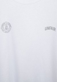 UNFAIR ATHLETICS TWO SIDES - Apdrukāts T-krekls - white grey