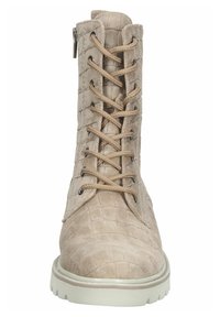 Bottine beige à lacets avec texture gaufrée croco, bout rond et semelle beige. Présente une fermeture éclair sur le côté et des accents en métal.