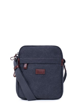 Petit sac bandoulière en tissu gris foncé compact avec sangle réglable, poche zippée à l'avant et détails en cuir marron incluant un patch logo.