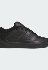 Scarpa sportiva nera con tomaia in pelle liscia, dettagli in tessuto testurizzato e perforazioni. Suola in gomma solida con lacci piatti.