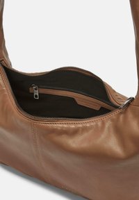 Borsa a spalla in pelle marrone con una cerniera parzialmente aperta che rivela una tasca interna nera con un piccolo scomparto con cerniera all'interno.