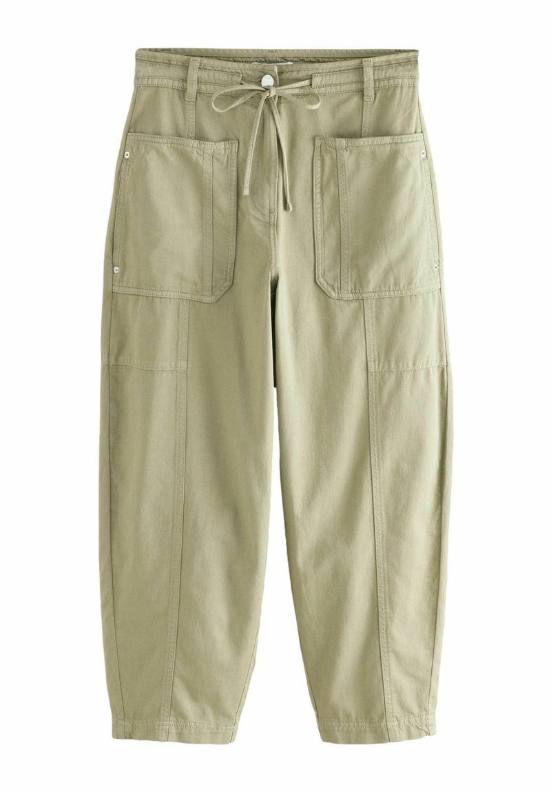 Pantaloni cargo color khaki con vita regolabile tramite cordoncino, due grandi tasche frontali e polsini elasticizzati. Realizzati in tessuto leggero con una superficie liscia.