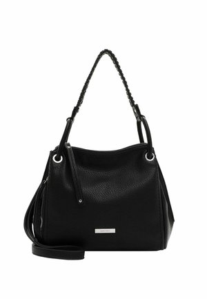 Bolso de mano de cuero negro con textura, con asa trenzada para el hombro, una correa adicional larga y una placa con el nombre de la marca en plata en la parte frontal.