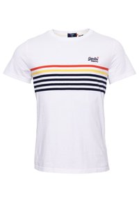 Vit T-shirt med kort ärm i bomull; har horisontella ränder i röd, gul och marinblå; liten logotyp på bröstet.