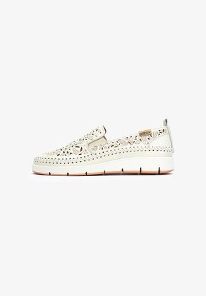 Scarpe slip-on bianche con intricati motivi a taglio, una tomaia testurizzata e una suola ammortizzata. Presentano cuciture a contrasto e un piccolo etichetta del brand.