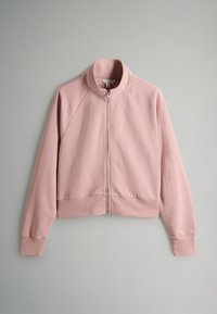 Rozā jaciņa ar rāvējslēdzēju, kas izgatavota no mīksta auduma, ar augstu apkakli, raglanu piedurknēm un ribota piedurkņu un apakšmalas dizainu, ar gludu tekstūru.