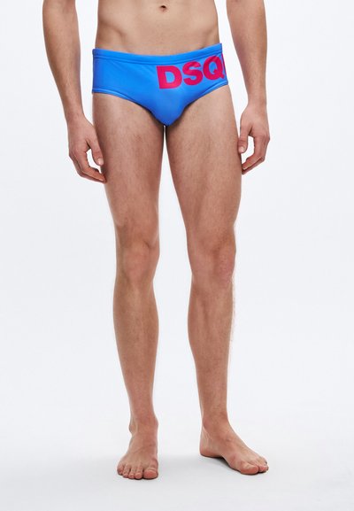 Blaue Badehose mit großem, kontrastierendem pinkfarbenem „DSQ“-Logo auf der Vorderseite. Glatter Stoff, niedriger Schnitt und dehnbares Material.