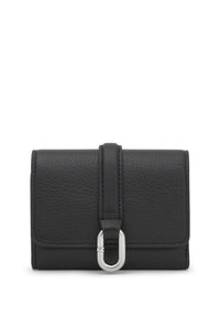 Portefeuille en cuir noir à finition texturée, avec un accent métallique argenté et une fermeture à sangle. Forme rectangulaire compacte.