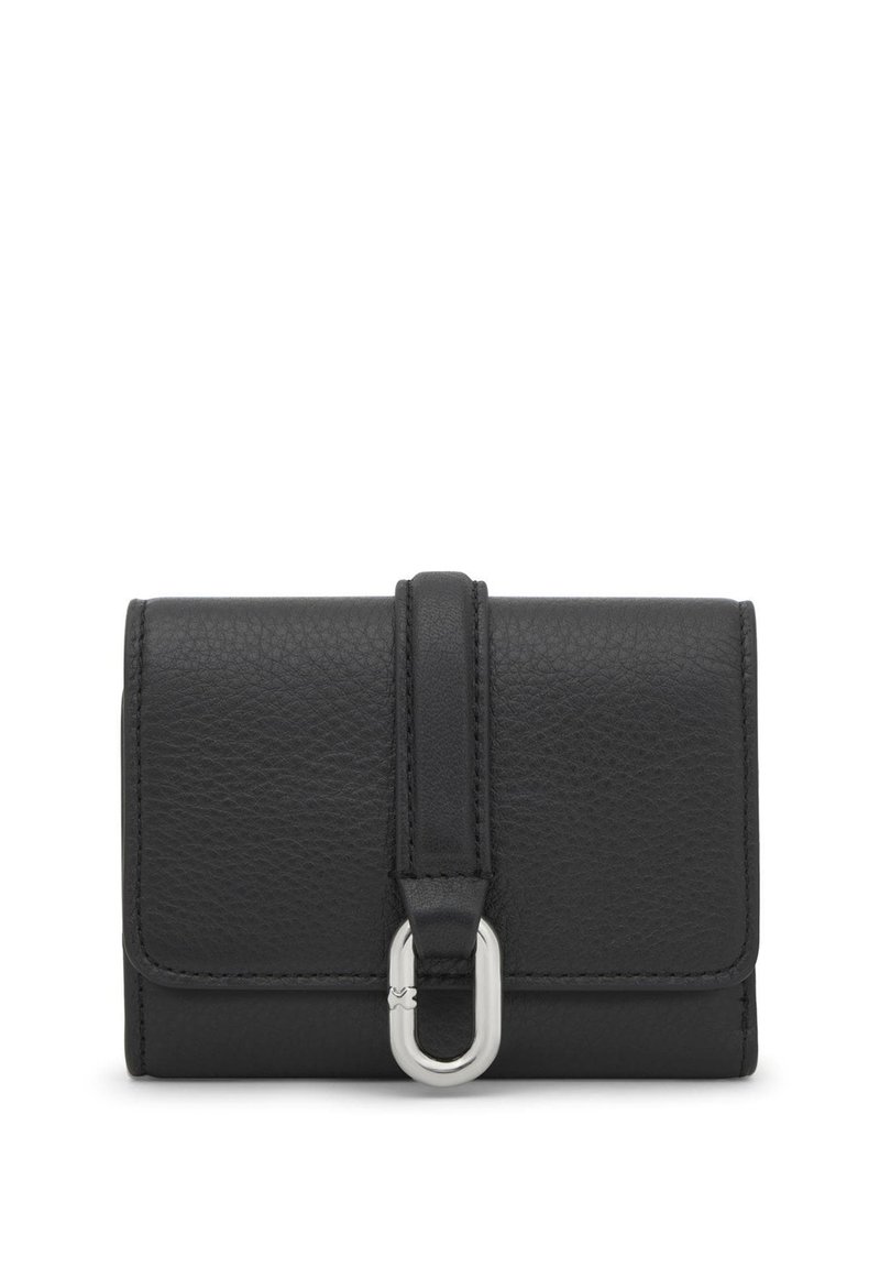 Portefeuille en cuir noir à finition texturée, avec un accent métallique argenté et une fermeture à sangle. Forme rectangulaire compacte.