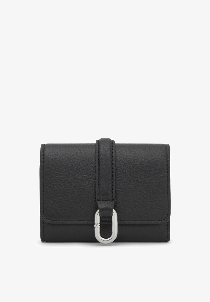 Portefeuille en cuir noir à finition texturée, avec un accent métallique argenté et une fermeture à sangle. Forme rectangulaire compacte.