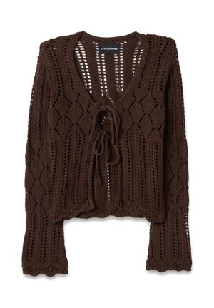 Bruine gebreide cardigan met diamant- en verticale opengewerkte patronen, striksluiting aan de voorkant en een geschulpte zoom en mouwen.