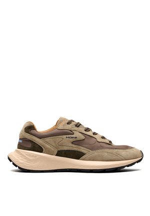 Bruine en beige lage suède sneaker met gewatteerde zool, veterluiting aan de voorkant en "HOFF"-logo op de zijkant en hiel, op witte achtergrond.