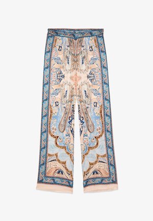 Pantaloni a gamba larga con motivi intricati simmetrici paisley e floreali in tonalità di blu, beige e marrone su uno sfondo chiaro.