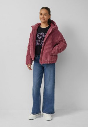 Roze corduroy pufferjack met capuchon, ritsluiting en geribbelde textuur, gedragen over een zwart graphic t-shirt en blauwe flared jeans.