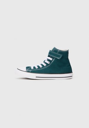 Mørk teal høy-top sneakers med hvite lisser, borrelåsstropp, hvit gummitåhette, og svartstripet hvit såle på en ensfarget bakgrunn.