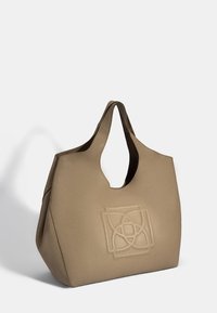 Beige leren totebag met een textuur, een groot uitgesneden handvat en een geperst geometrisch ontwerp aan de voorkant. Ruimtige en gestructureerde vorm.