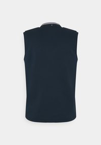 Bezruká polo trička ve tmavě námořnické barvě. Disponuje texturovaným povrchem a bílými pruhy na límci. Jednoduchý, čistý design.