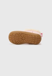 Chaussures roses avec une doublure douce et moelleuse et une semelle en caoutchouc brun dotée d'un motif de grip texturé. Comprennent une languette en tissu rose.
