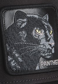 Parche de tela negra con la cabeza de un pantera bordada, ojos amarillos, texturas de pelaje detalladas y el texto "PANTHER" en blanco.
