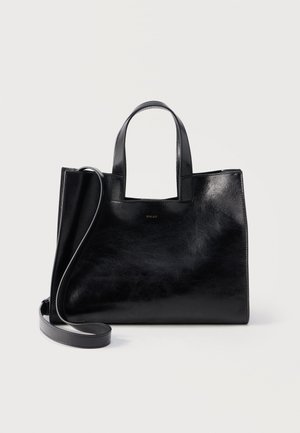 Sac cabas en cuir noir brillant avec deux anses et une longue bandoulière, forme rectangulaire, design minimaliste, logo Bally centré.