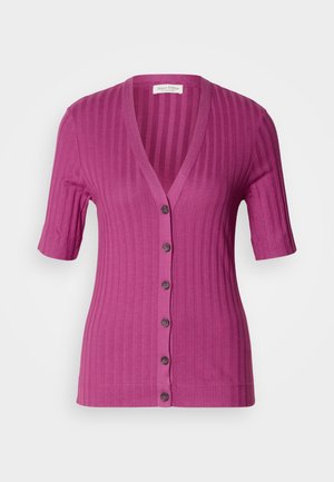 Ribbet, kortermet cardigan i livlig magenta, med dyp V-hals, seks knappeåpninger og kontrasterende brune knapper.