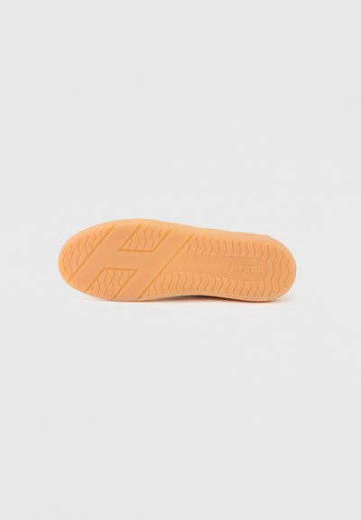 Λαστιχένια σόλα παπουτσιού σε ανοιχτό πορτοκαλί με υφασμένους λαβύρινθους για λαβή. Διαθέτει έντονο λογότυπο "H" και κυματιστό σχέδιο πέλματος για πρόσφυση.
