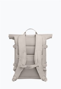 Sac à dos gris à rabat enroulable avec panneau dorsal en maille rembourrée, bretelles réglables et boucles latérales. Design épuré et minimaliste sans logos visibles.