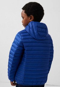 Blauwe gewatteerde pufferjas met een doorgestikt ontwerp, voorzien van een capuchon en horizontale stiksellijnen. Warm, lichtgewicht materiaal ontworpen voor kinderen.