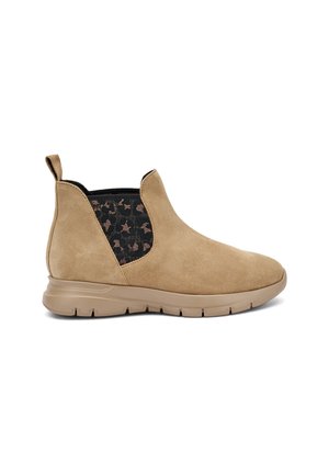 Botas de tobillo de ante marrón claro que presentan un panel lateral elástico negro con un patrón sutil y una puntera redondeada. Suela de goma con relieve moldeado.