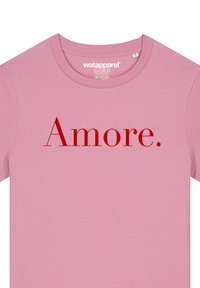 Roze katoenen T-shirt met het woord "Amore." in grote rode tekst, met een ronde hals en korte mouwen.