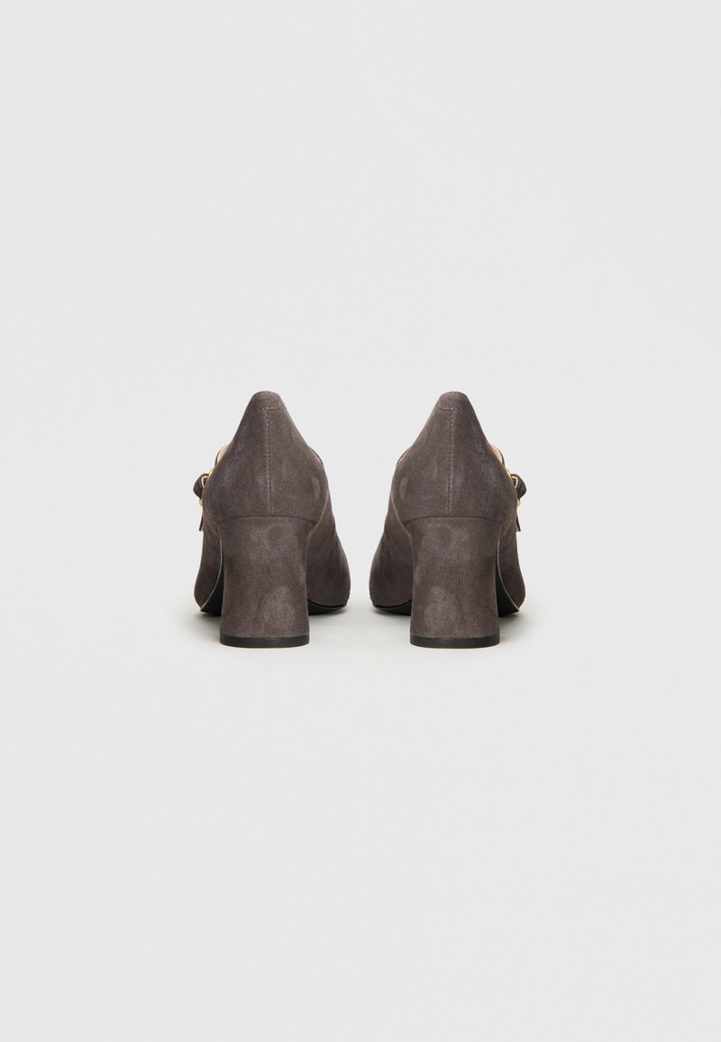Szare zamszowe szpilki z okrągłym noskiem i grubym obcasem, z małym ozdobnym detalem z tyłu. Gładka faktura.