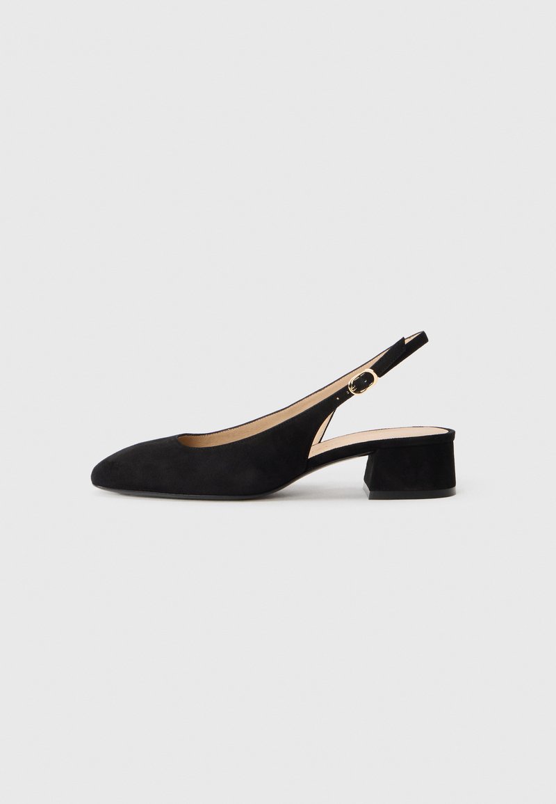 Mustat mokkanahkaiset slingback-kengät, joissa on terävä kärki, matala loivasti nouseva korko ja säädettävä hihna, jossa on kultasävyinen solkiyksityiskohta.