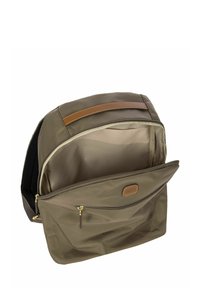 Zaino in nylon verde oliva con finitura liscia, accentuato in pelle marrone sulla parte superiore, e tasca frontale con zip. L'interno è beige.