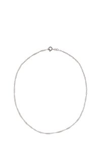 Sølv kædedesign med delikate led, en glat overflade og en karabinlås for sikker lukning.