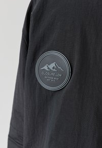CLOSURE London TECH UTILITY JACKET - Letná bunda - washed black