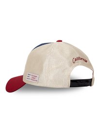 Casquette de baseball avec un dos en mesh beige, une visière rouge et une partie supérieure marine. Présente "California" brodé en rouge et une étiquette décorative sur le côté.