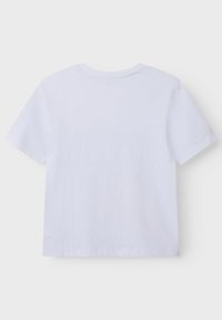 Camiseta blanca de manga corta hecha de algodón. Textura suave, cuello redondo y diseño simple. Sin gráficos ni características adicionales visibles.