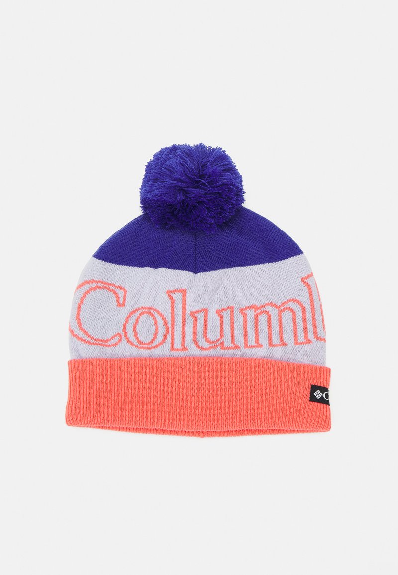 Adīts tamborēts cepure purpursarkanā, pelēkā un korallkrāsā. Tam ir liels pom-poms augšpusē un "Columbia" logo korallkrāsā uz pelēkā joslas.