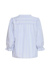Blouse bleu clair avec rayures blanches verticales, empiècement froncé au dos, manches ballons 3/4 et poignets élastiques à volants.
