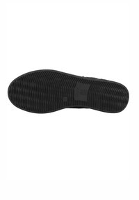 Semelle de chaussure noire présentant un motif texturé en vagues avec une légère courbure. Marquée "High Soft" pour le confort, fabriquée en matériau en caoutchouc.