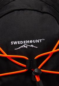 Zaino nero in tessuto con un motivo texturizzato, dotato di un logo bianco "SWEDEMOUNT" e cordini e accessori arancione brillante.