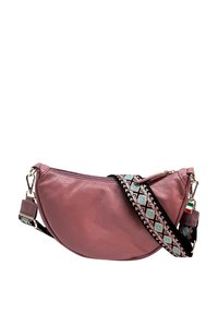 Roze leren crossbody tas met een gebogen vorm, een gestructureerd oppervlak en een patroonriem met geometrische ontwerpen in zwart, turquoise en roze.