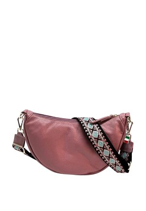 Sac en cuir rose en bandoulière avec une forme courbée, une surface texturée et une sangle à motifs présentant des designs géométriques en noir, turquoise et rose.