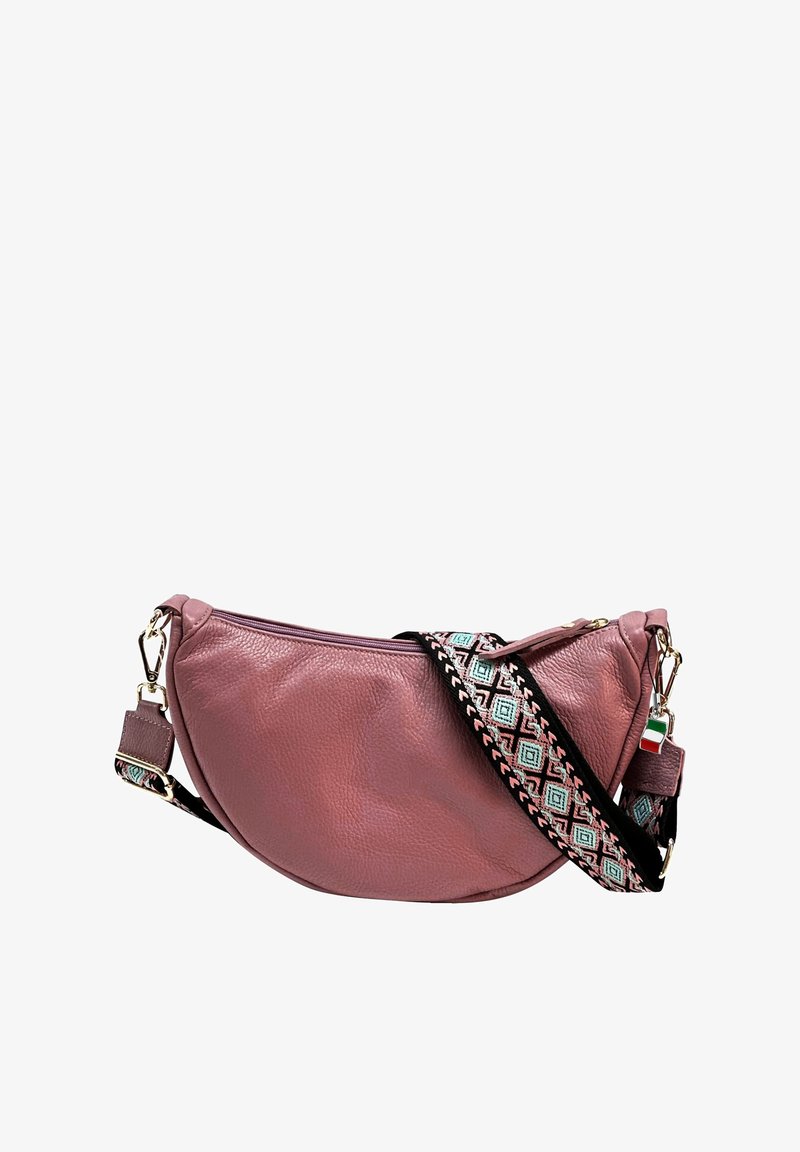 Roze leren crossbody tas met een gebogen vorm, een gestructureerd oppervlak en een patroonriem met geometrische ontwerpen in zwart, turquoise en roze.