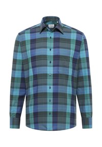 Camicia a maniche lunghe con bottoni, motivo a quadri blu, verde e navy, con taschino sul petto, su sfondo bianco.