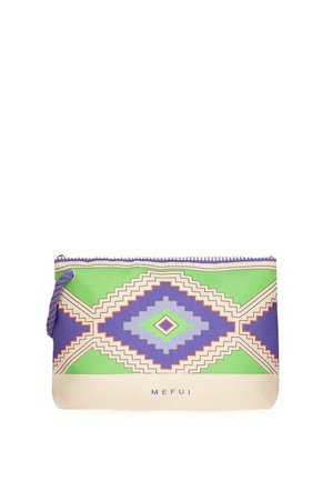 Piccola pochette rettangolare con motivi geometrici verdi, viola e beige e una cerniera con cordino viola, etichettata "MEFUI" sul fondo beige.